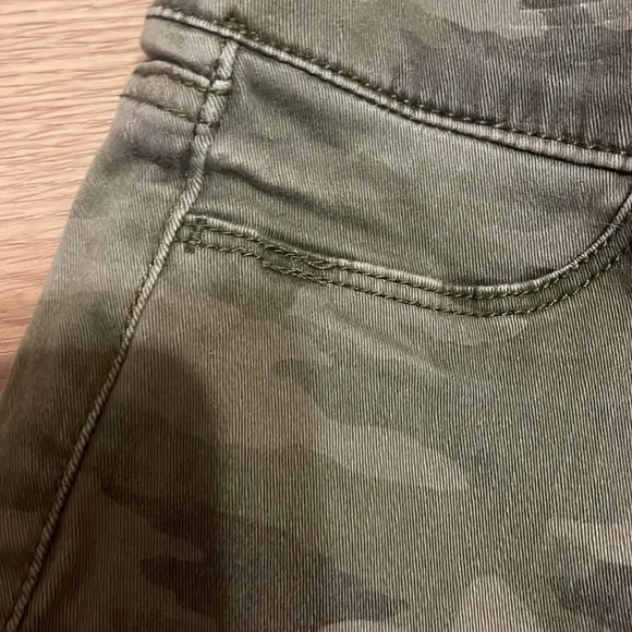 2/$20 Abercrombie kids pool on Jean camo legging size 9/10 - Picture 3 of 6